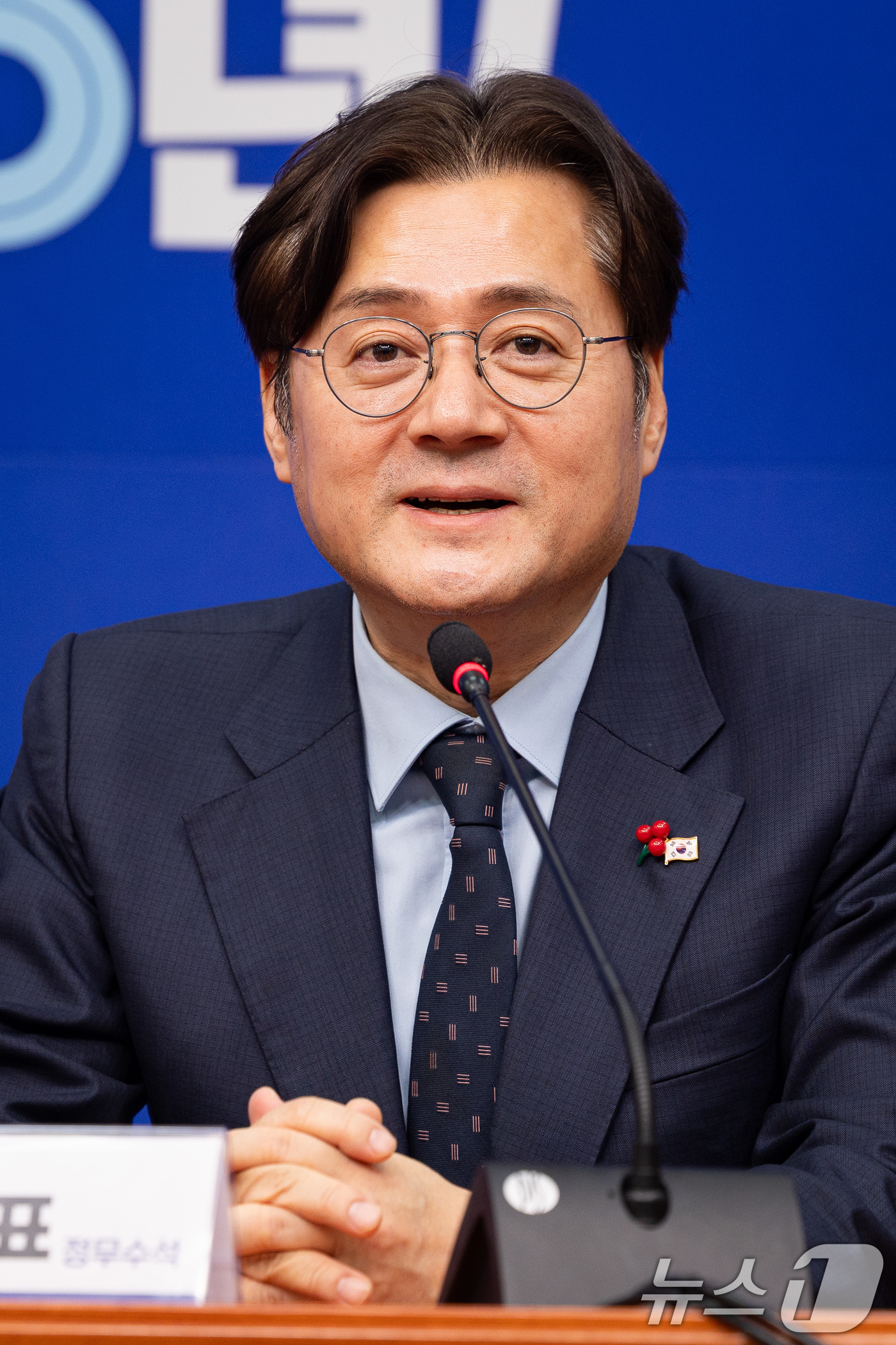 (서울=뉴스1) 유승관 기자 = 홍익표 청와대 신임 정무수석이 21일 서울 여의도 국회에서 정청래 더불어민주당 대표를 예방하고 있다. 2026.1.21/뉴스1