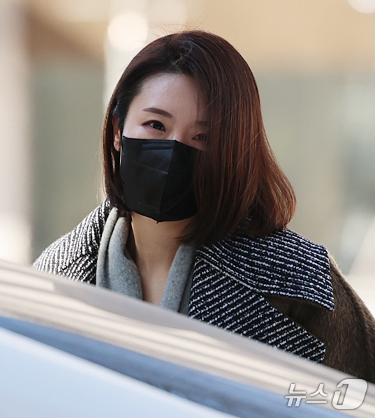 (서울=뉴스1) 오대일 기자 = 김병기 의원의 공천헌금 수수·아들 부정 편입 의혹의 핵심으로 지목되는 이지희 동작구의원이 21일 오후 서울 마포구 서울경찰청 공공범죄수사대에서 피의 …