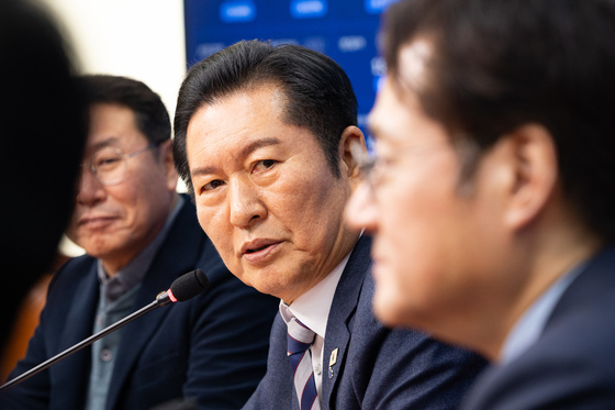 홍익표 청와대 정무수석 바라보는 정청래 민주당 대표