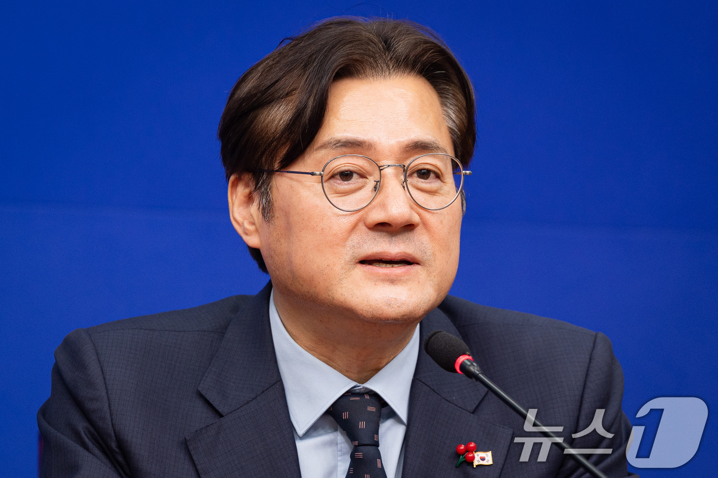 (서울=뉴스1) 유승관 기자 = 홍익표 청와대 신임 정무수석이 21일 서울 여의도 국회에서 정청래 더불어민주당 대표를 예방하고 있다. 2026.1.21/뉴스1