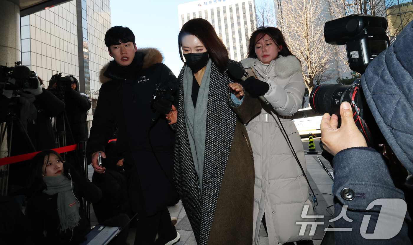 (서울=뉴스1) 오대일 기자 = 김병기 의원의 공천헌금 수수·아들 부정 편입 의혹의 핵심으로 지목되는 이지희 동작구의원이 21일 오후 서울 마포구 서울경찰청 공공범죄수사대에서 피의 …