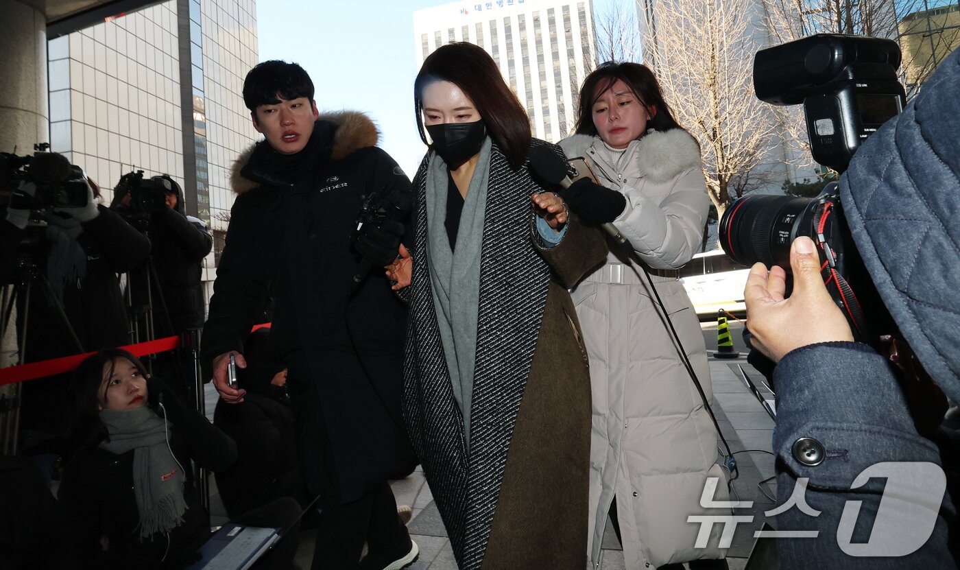 본문 이미지 - 김병기 의원의 공천헌금 수수·아들 부정 편입 의혹의 핵심으로 지목되는 이지희 동작구의원이 21일 오후 서울 마포구 서울경찰청 공공범죄수사대에서 피의자 신분으로 조사를 받기 위해 출석하고 있다. 2026.1.21/뉴스1 ⓒ News1 오대일 기자