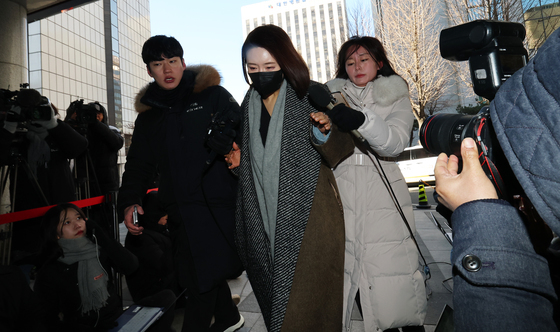 '김병기 최측근' 이지희 첫 경찰조사 4시간 30분만 종료…'묵묵부답'(종합)