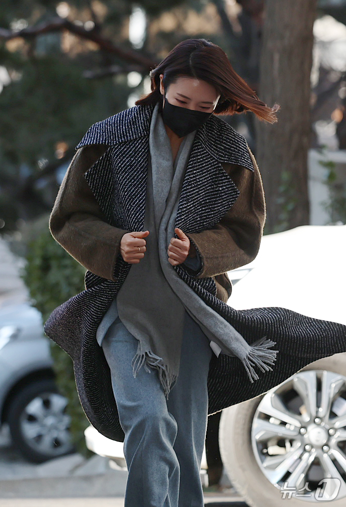 (서울=뉴스1) 오대일 기자 = 김병기 의원의 공천헌금 수수·아들 부정 편입 의혹의 핵심으로 지목되는 이지희 동작구의원이 21일 오후 서울 마포구 서울경찰청 공공범죄수사대에서 피의 …