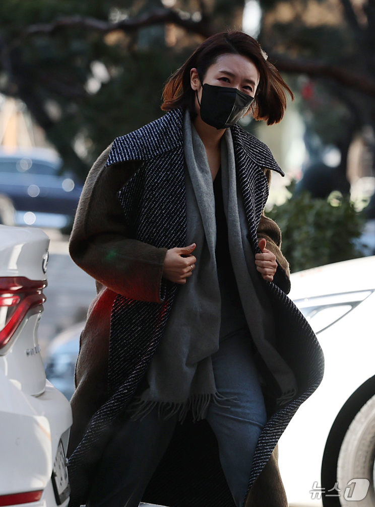 (서울=뉴스1) 오대일 기자 = 김병기 의원의 공천헌금 수수·아들 부정 편입 의혹의 핵심으로 지목되는 이지희 동작구의원이 21일 오후 서울 마포구 서울경찰청 공공범죄수사대에서 피의 …