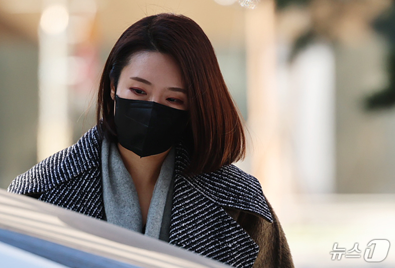 (서울=뉴스1) 오대일 기자 = 김병기 의원의 공천헌금 수수·아들 부정 편입 의혹의 핵심으로 지목되는 이지희 동작구의원이 21일 오후 서울 마포구 서울경찰청 공공범죄수사대에서 피의 …