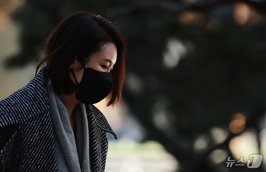 (서울=뉴스1) 오대일 기자 = 김병기 의원의 공천헌금 수수·아들 부정 편입 의혹의 핵심으로 지목되는 이지희 동작구의원이 21일 오후 서울 마포구 서울경찰청 공공범죄수사대에서 피의 …