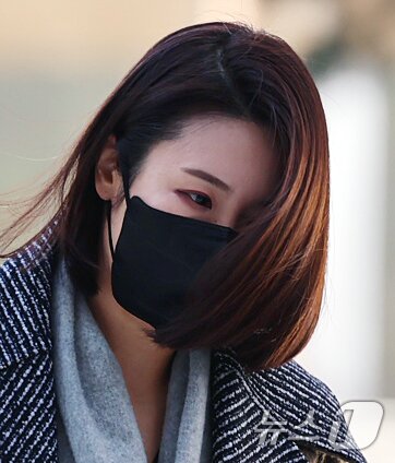 본문 이미지 - 김병기 의원의 공천헌금 수수·아들 부정 편입 의혹의 핵심으로 지목되는 이지희 동작구의원이 21일 오후 서울 마포구 서울경찰청 공공범죄수사대에서 피의자 신분으로 조사를 받기 위해 출석하고 있다. 2026.1.21/뉴스1 ⓒ News1 오대일 기자