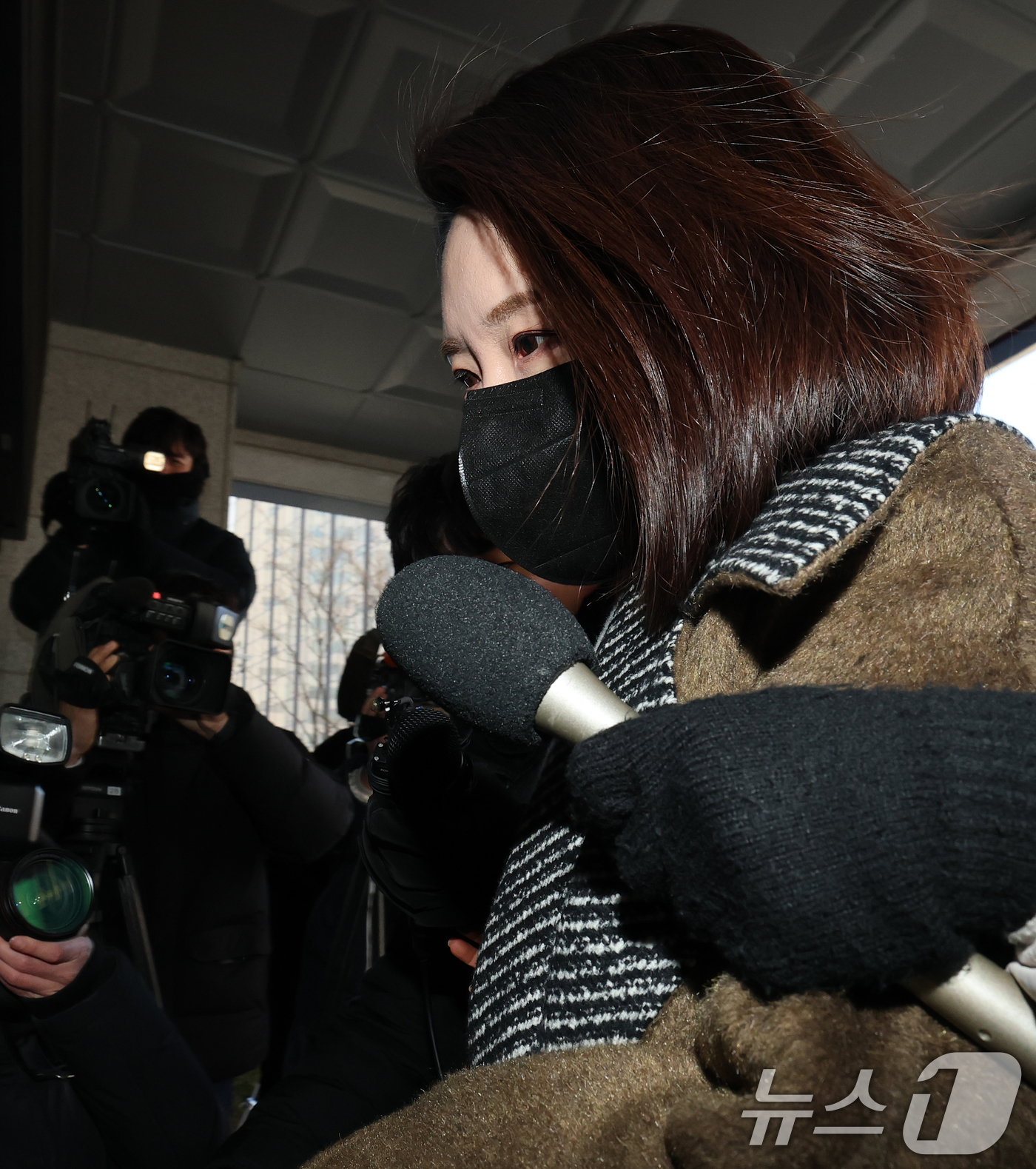 (서울=뉴스1) 오대일 기자 = 김병기 의원의 공천헌금 수수·아들 부정 편입 의혹의 핵심으로 지목되는 이지희 동작구의원이 21일 오후 서울 마포구 서울경찰청 공공범죄수사대에서 피의 …