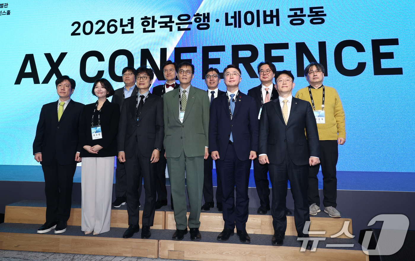(서울=뉴스1) 최지환 기자 = 이창용 한국은행 총재, 이해진 네이버 이사회 의장을 비롯한 내빈들이 21일 오후 서울 중구 한국은행에서 열린 한국은행·네이버 공동 AX(인공지능 전 …
