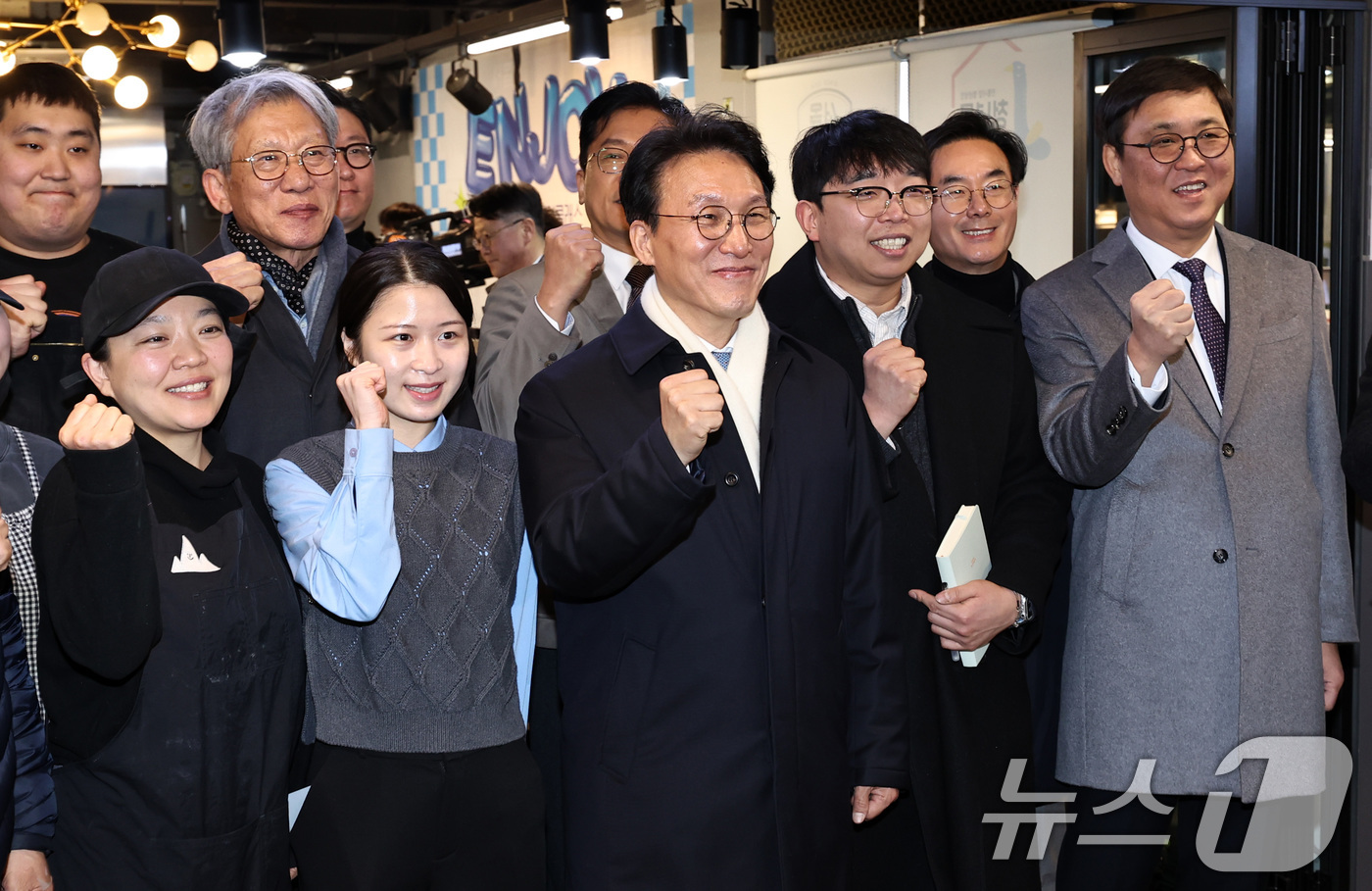 (서울=뉴스1) 구윤성 기자 = 김민석 국무총리가 21일 오후 서울 동대문구 경동시장 청년몰을 찾아 청년 창업자들과 함께 기념촬영을 하고 있다. 2026.1.21/뉴스1