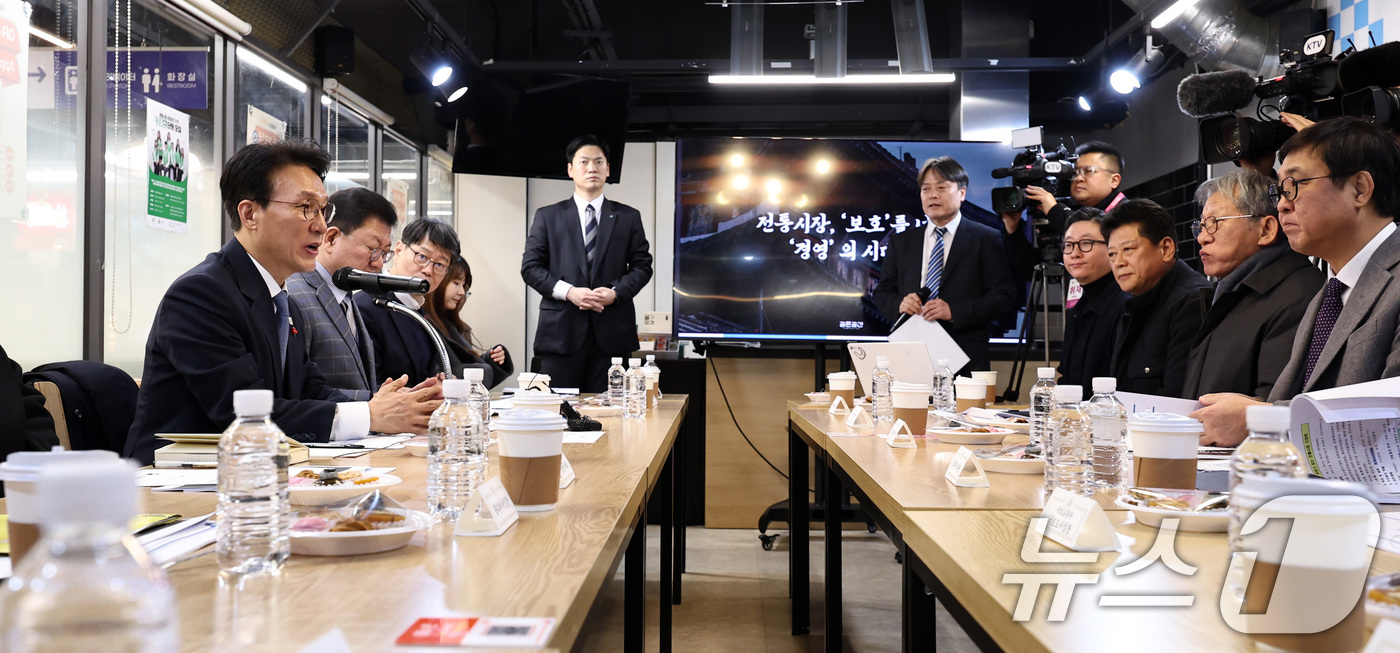 (서울=뉴스1) 구윤성 기자 = 김민석 국무총리가 21일 오후 서울 동대문구 경동시장 청년몰에서 열린 문화가 있는 전통시장 간담회에서 모두발언을 하고 있다. 2026.1.21/뉴스 …