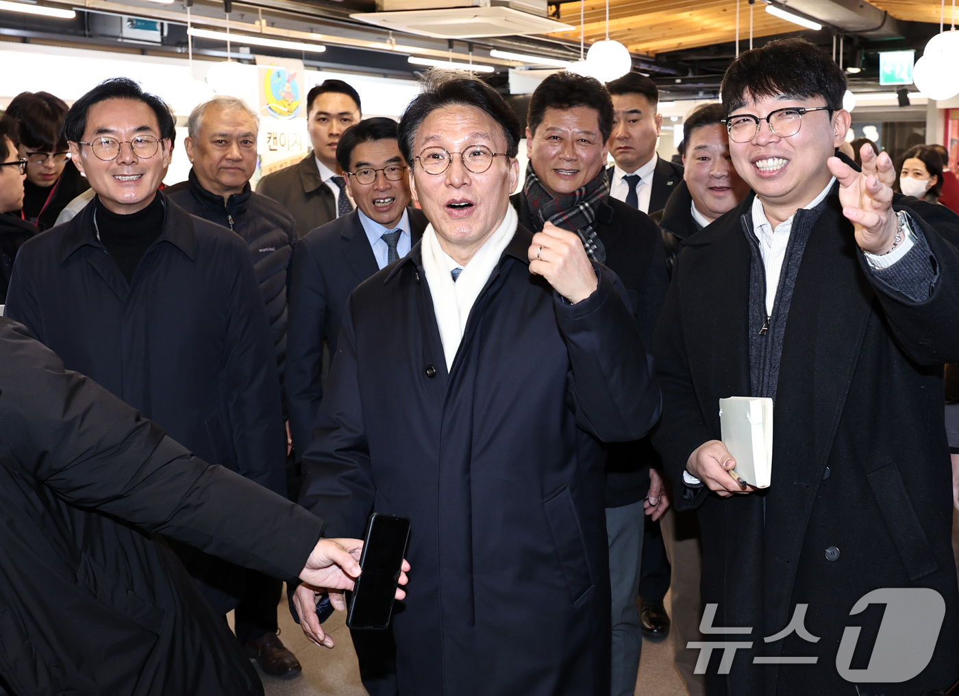 (서울=뉴스1) 구윤성 기자 = 김민석 국무총리가 21일 오후 서울 동대문구 경동시장 청년몰을 찾아 청년 창업자들이 운영하는 상점을 둘러보고 있다.  2026.1.21/뉴스1