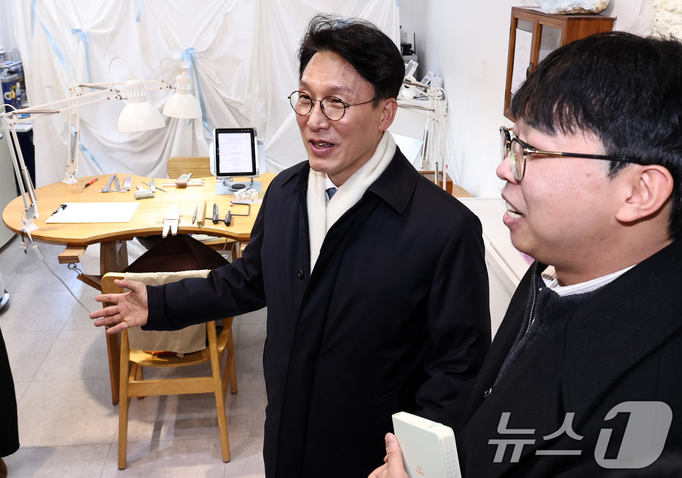 (서울=뉴스1) 구윤성 기자 = 김민석 국무총리가 21일 오후 서울 동대문구 경동시장 청년몰을 찾아 청년 창업인들이 운영하는 상점을 둘러보고 있다. 2026.1.21/뉴스1