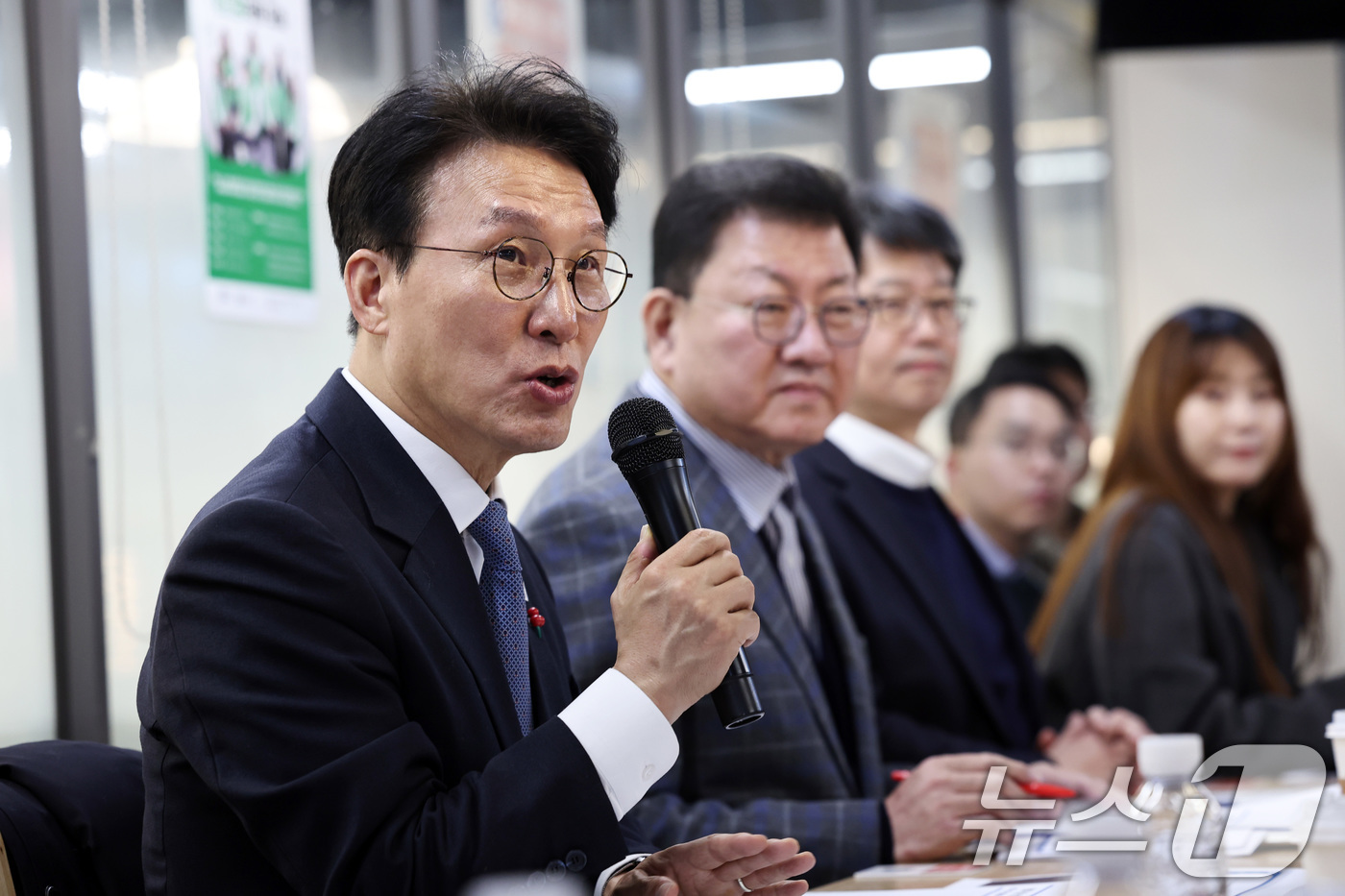 (서울=뉴스1) 구윤성 기자 = 김민석 국무총리가 21일 오후 서울 동대문구 경동시장 청년몰에서 열린 문화가 있는 전통시장 간담회에서 모두발언을 하고 있다. 2026.1.21/뉴스 …