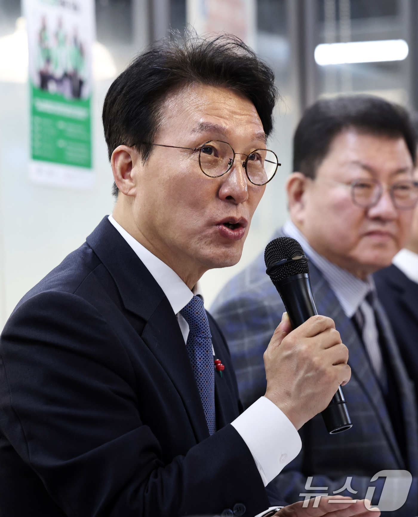 (서울=뉴스1) 구윤성 기자 = 김민석 국무총리가 21일 오후 서울 동대문구 경동시장 청년몰에서 열린 문화가 있는 전통시장 간담회에서 모두발언을 하고 있다. 2026.1.21/뉴스 …