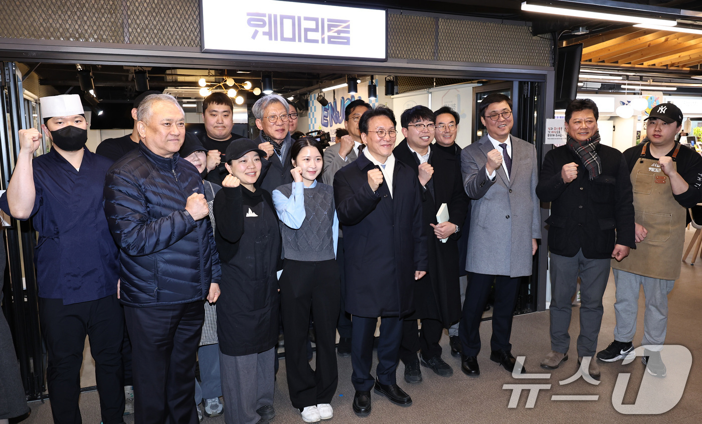 (서울=뉴스1) 구윤성 기자 = 김민석 국무총리가 21일 오후 서울 동대문구 경동시장 청년몰을 찾아 청년 창업자들이 운영하는 상점을 둘러보고 있다.  2026.1.21/뉴스1