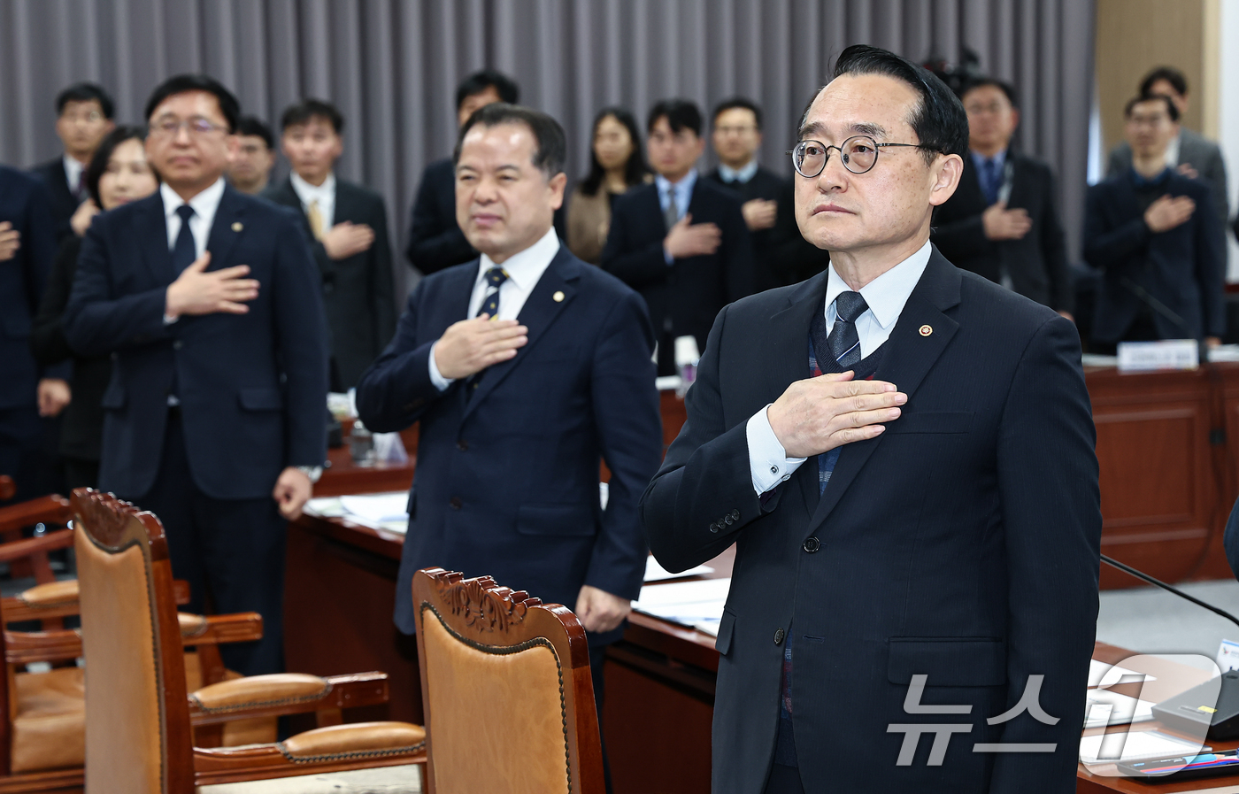 (과천=뉴스1) 김도우 기자 = 허철훈 중앙선관위 사무총장, 위철환 중앙선관위 상임위원장을 비롯한 참석자이 21일 경기 과천 중앙선거관리위원회에서 열린 2026년도 주요업무계획 회 …