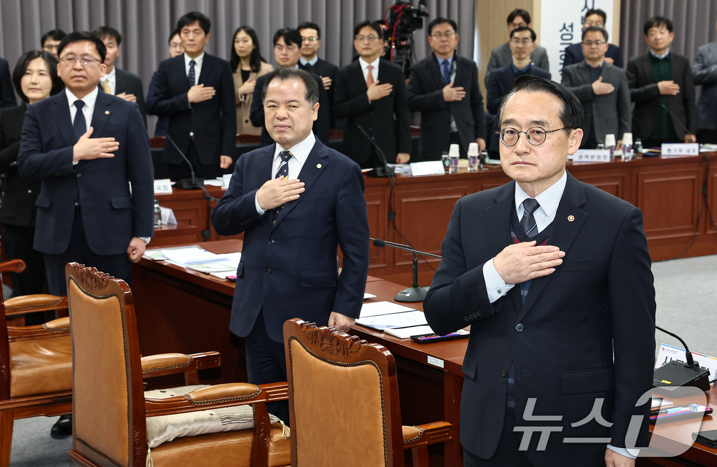 (과천=뉴스1) 김도우 기자 = 허철훈 중앙선관위 사무총장, 위철환 중앙선관위 상임위원장을 비롯한 참석자이 21일 경기 과천 중앙선거관리위원회에서 열린 2026년도 주요업무계획 회 …