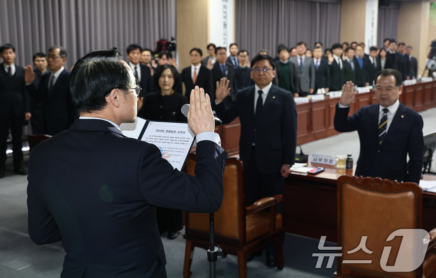 (과천=뉴스1) 김도우 기자 = 허철훈 중앙선관위 사무총장이 21일 경기 과천 중앙선거관리위원회에서 열린 2026년도 주요업무계획 회의 및 청렴실천 서약식에서 서약서를 낭독하고 있 …