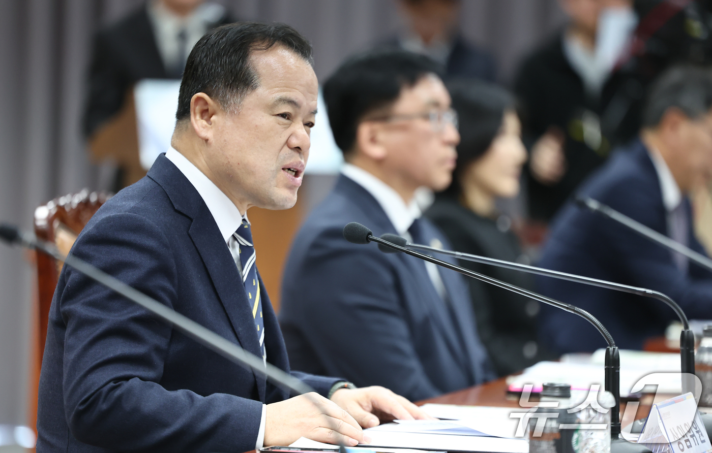 (과천=뉴스1) 김도우 기자 = 위철환 중앙선관위 상임위원장이 21일 경기 과천 중앙선거관리위원회에서 열린 2026년도 주요업무계획 회의 및 청렴실천 서약식에서 인사말을 하고 있다 …