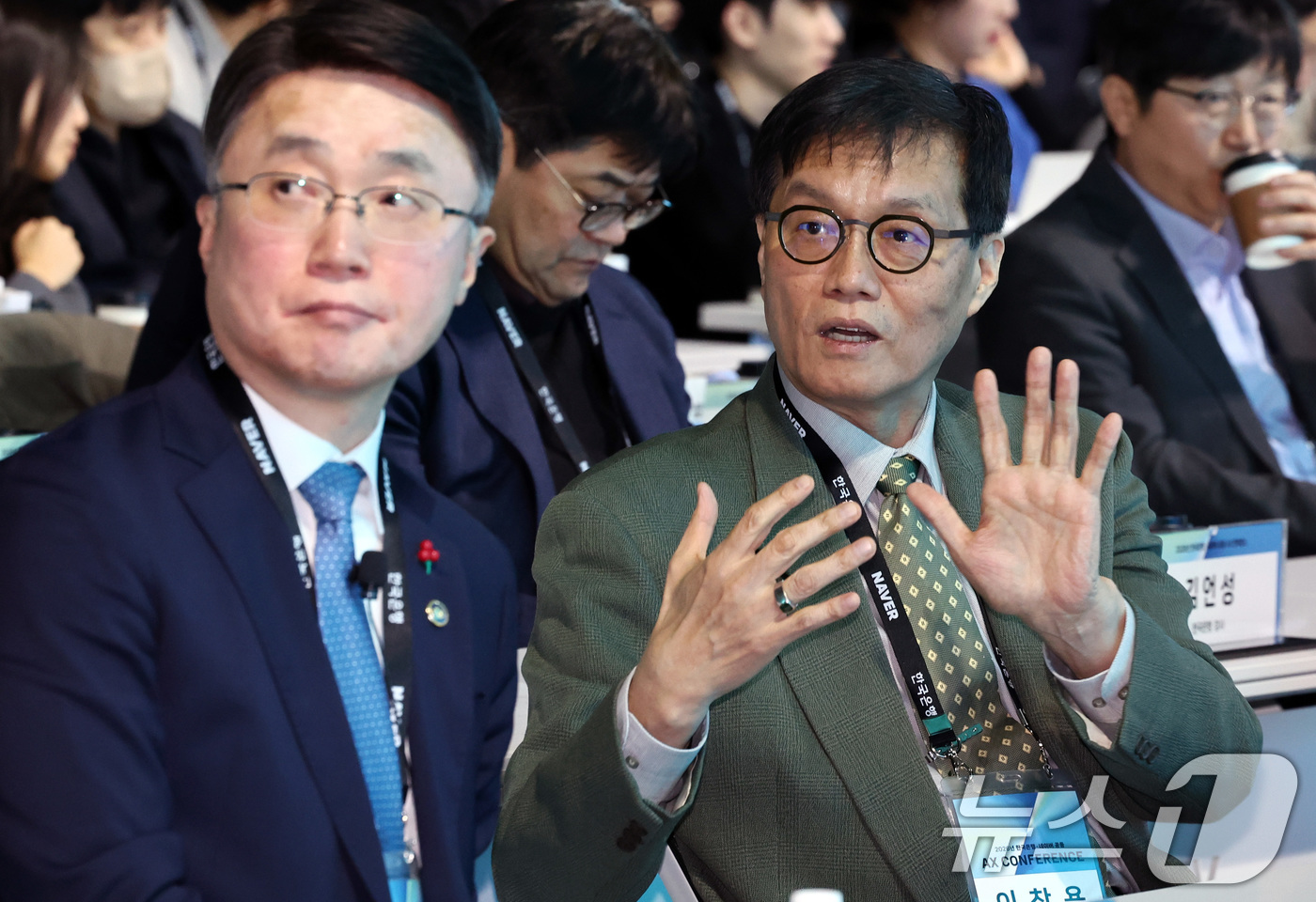 (서울=뉴스1) 최지환 기자 = 이창용 한국은행 총재가 21일 오후 서울 중구 한국은행에서 열린 한국은행·네이버 공동 AX(인공지능 전환) 컨퍼런스에서 류제명 과학기술정보통신부 2 …