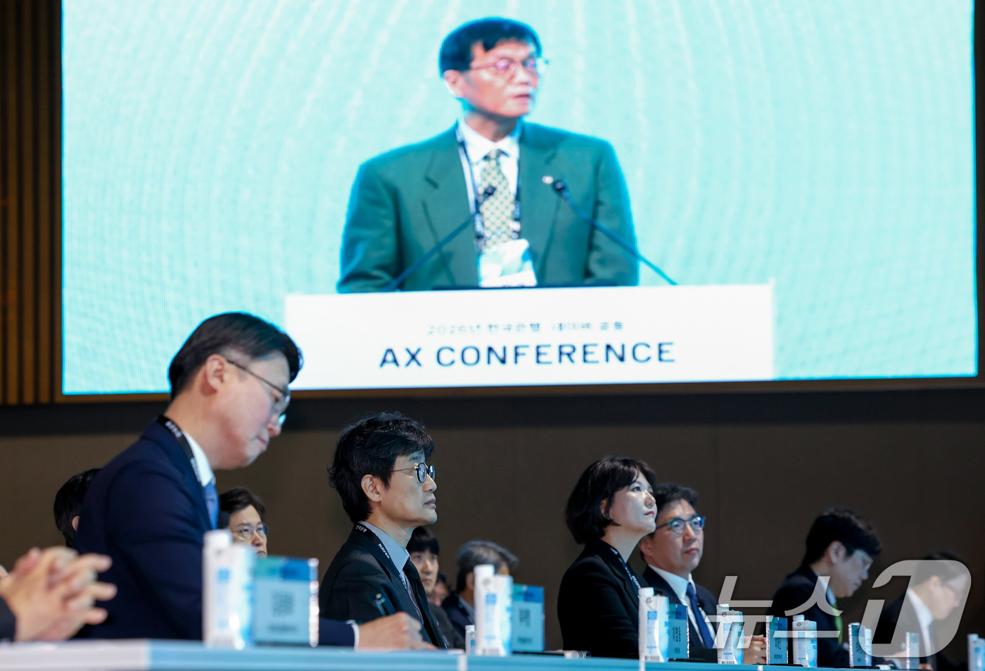 (서울=뉴스1) 최지환 기자 = 이해진 네이버 이사회 의장(왼쪽 두번째부터), 최수연 네이버 대표가 21일 오후 서울 중구 한국은행에서 열린 한국은행·네이버 공동 AX(인공지능 전 …