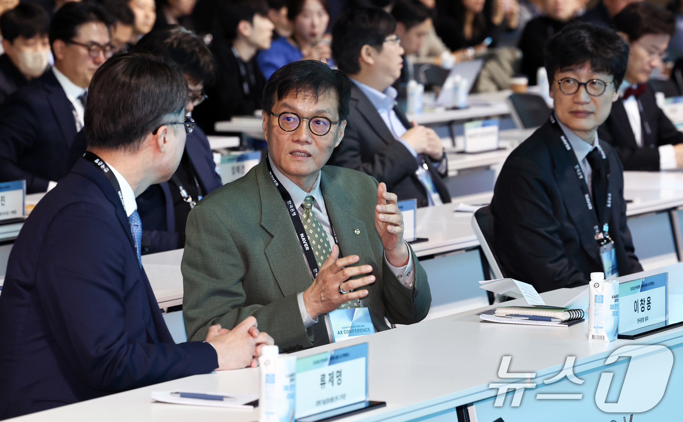 (서울=뉴스1) 최지환 기자 = 이창용 한국은행 총재가 21일 오후 서울 중구 한국은행에서 열린 한국은행·네이버 공동 AX(인공지능 전환) 컨퍼런스에서 류제명 과학기술정보통신부 2 …