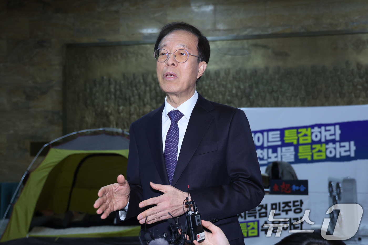 (서울=뉴스1) 신웅수 기자 = 이석연 국민통합위원장이 21일 서울 여의도 국회에서 단식 농성 중인 장동혁 국민의힘 대표를 접견한 후 취재진의 질의에 답변하고 있다. 2026.1. …