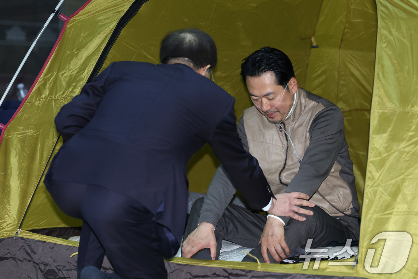 (서울=뉴스1) 신웅수 기자 = 이석연 국민통합위원장이 21일 서울 여의도 국회에서 단식 농성 중인 장동혁 국민의힘 대표를 접견하고 있다. 2026.1.21/뉴스1