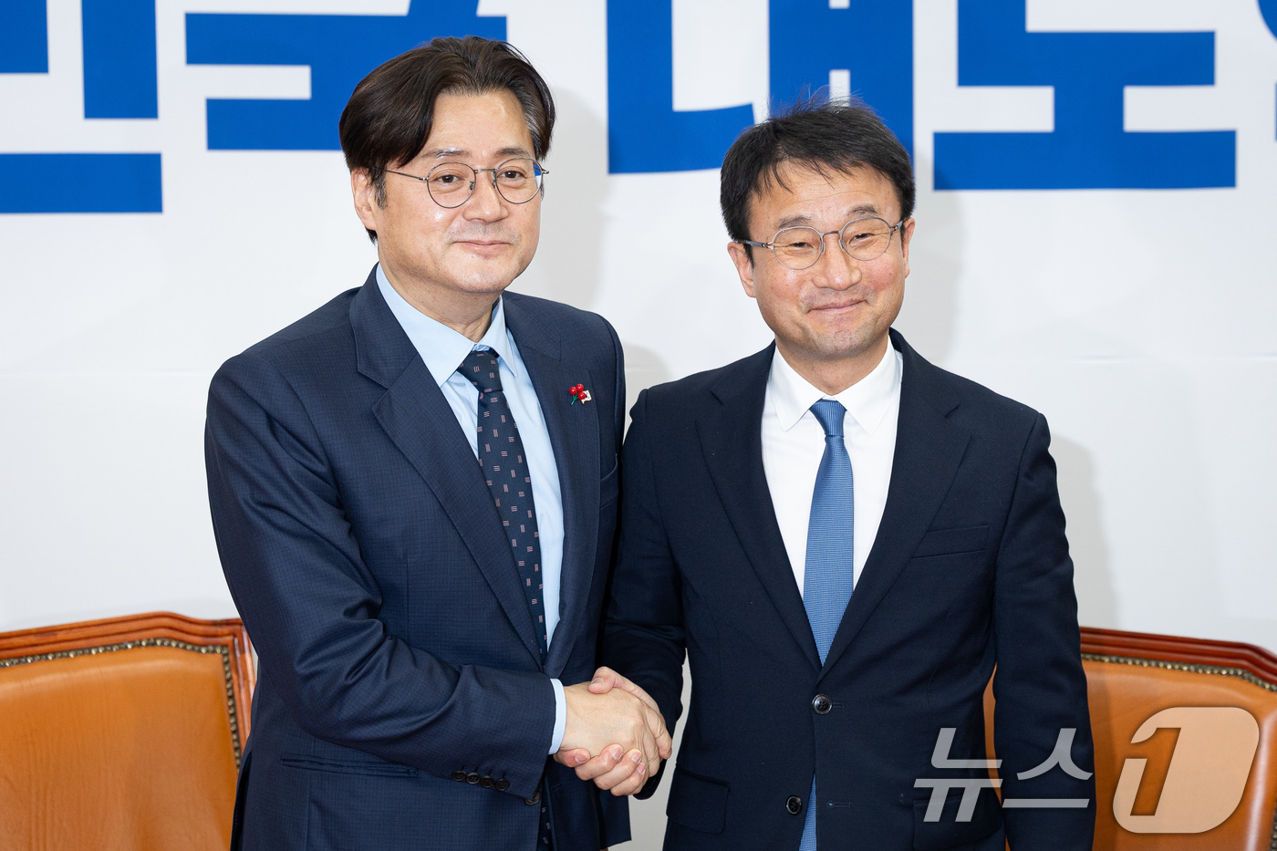 (서울=뉴스1) 유승관 기자 = 한병도 더불어민주당 원내대표가 21일 서울 여의도 국회에서 홍익표 청와대 신임 정무수석을 접견, 기념 촬영을 하고 있다. 2026.1.21/뉴스1