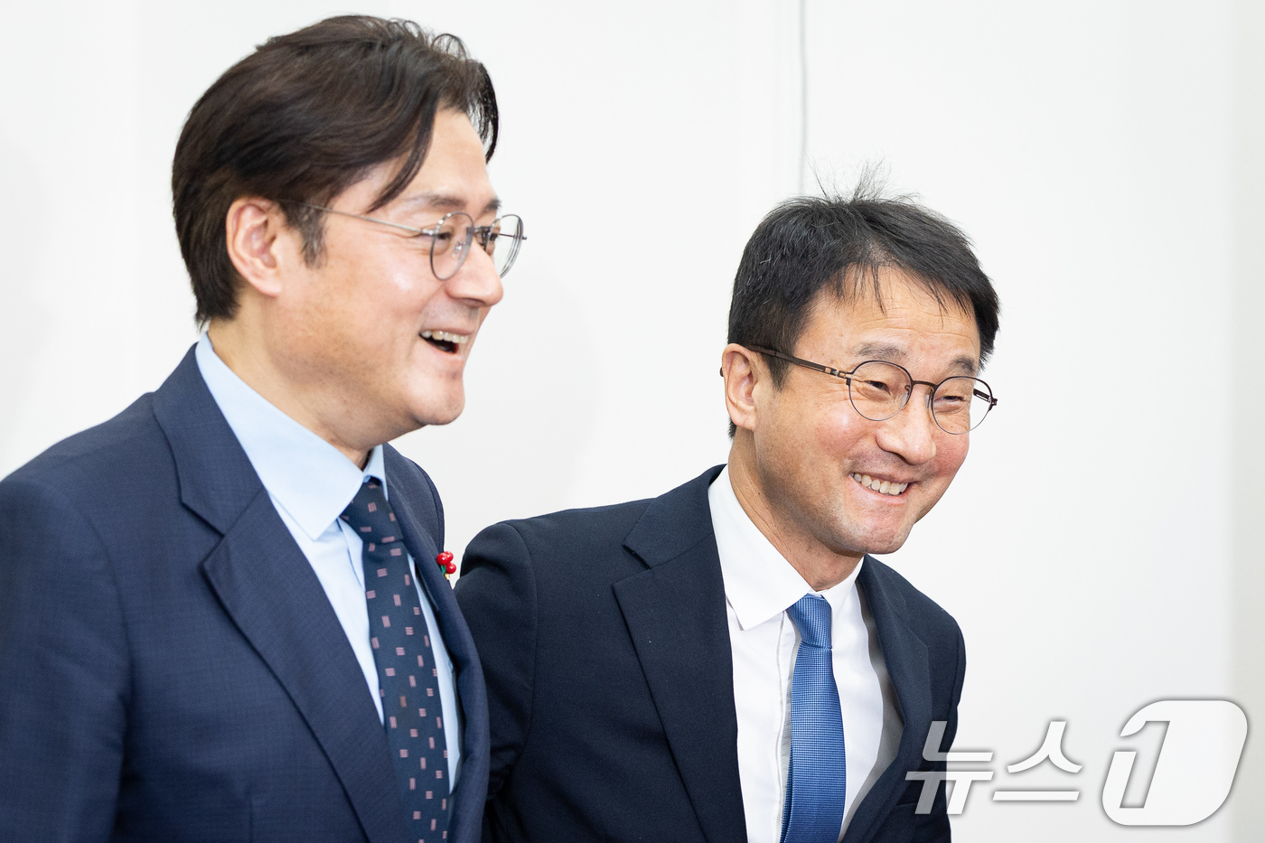 (서울=뉴스1) 유승관 기자 = 한병도 더불어민주당 원내대표가 21일 서울 여의도 국회에서 홍익표 청와대 신임 정무수석을 접견하고 있다. 2026.1.21/뉴스1