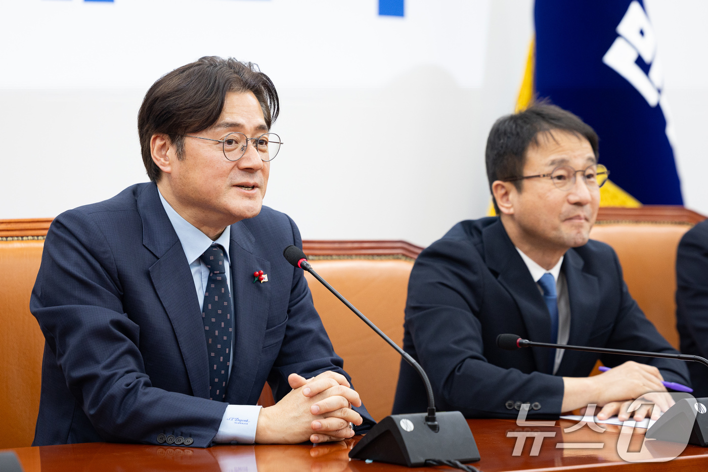 (서울=뉴스1) 유승관 기자 = 홍익표 청와대 신임 정무수석이 21일 서울 여의도 국회에서 한병도 더불어민주당 원내대표를 예방하고 있다. 2026.1.21/뉴스1