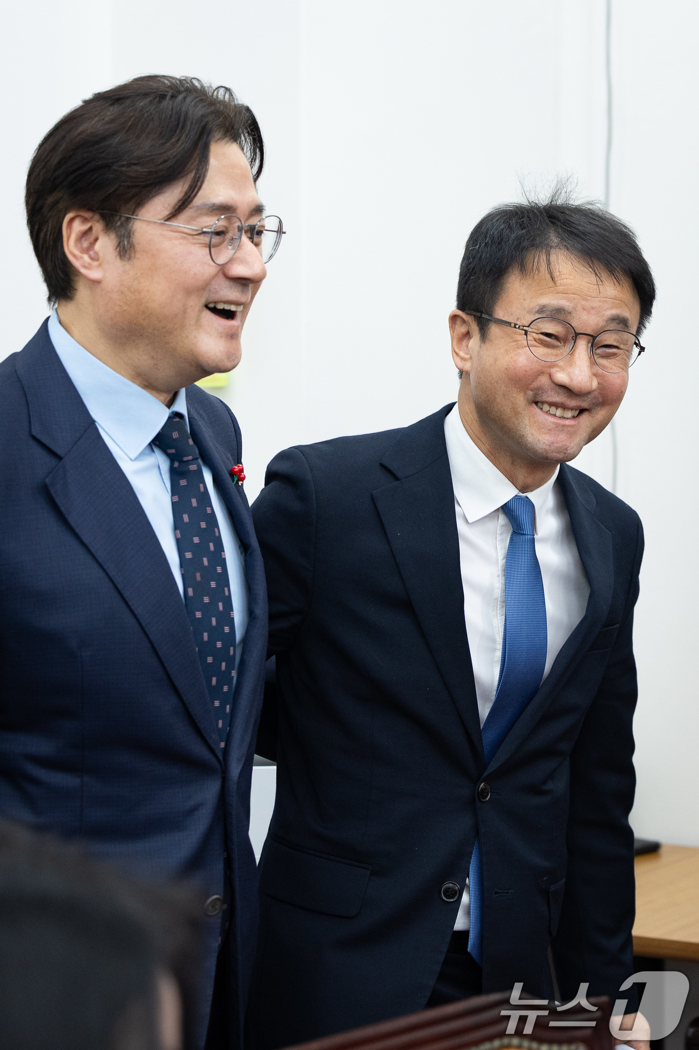 (서울=뉴스1) 유승관 기자 = 한병도 더불어민주당 원내대표가 21일 서울 여의도 국회에서 홍익표 청와대 신임 정무수석을 접견하고 있다. 2026.1.21/뉴스1