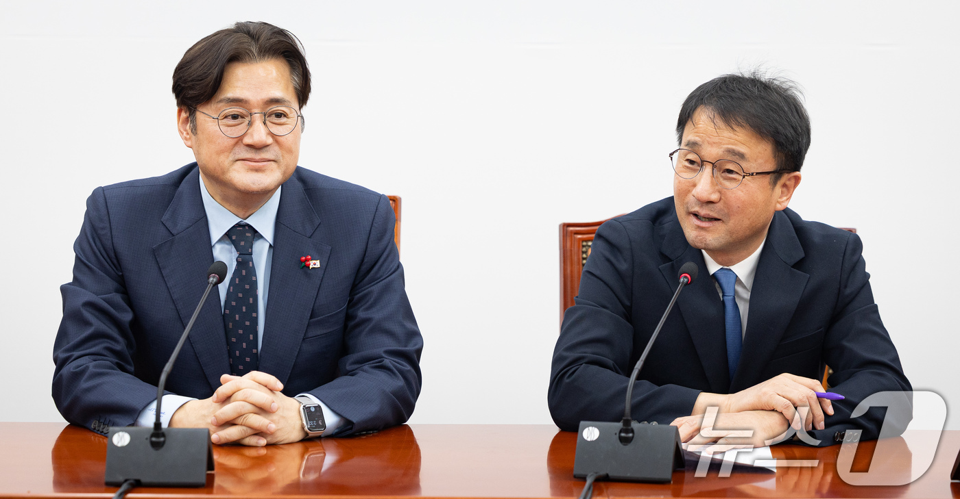 (서울=뉴스1) 유승관 기자 = 한병도 더불어민주당 원내대표가 21일 서울 여의도 국회에서 홍익표 청와대 신임 정무수석을 접견하고 있다. 2026.1.21/뉴스1