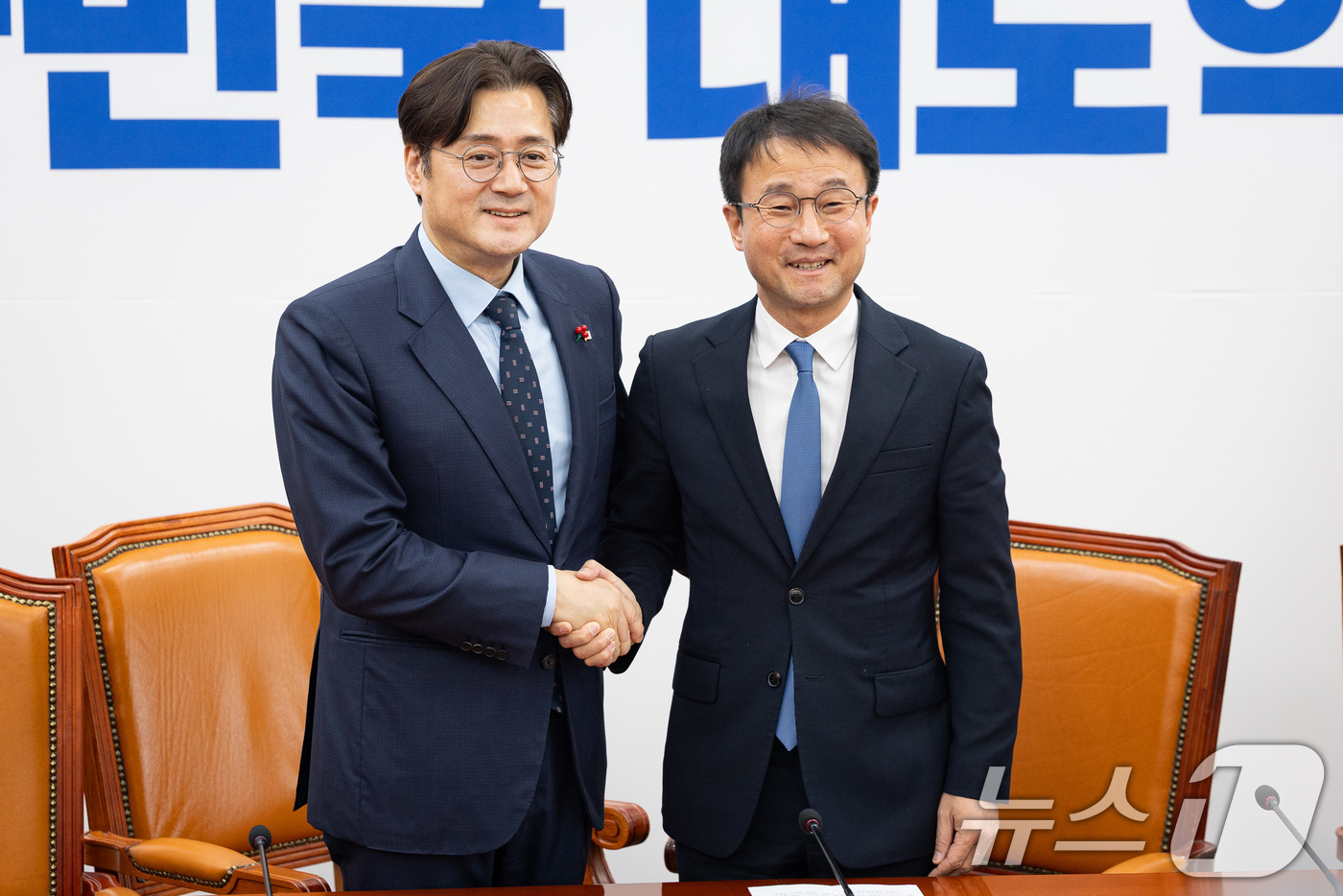 (서울=뉴스1) 유승관 기자 = 한병도 더불어민주당 원내대표가 21일 서울 여의도 국회에서 홍익표 청와대 신임 정무수석을 접견, 기념 촬영을 하고 있다. 2026.1.21/뉴스1