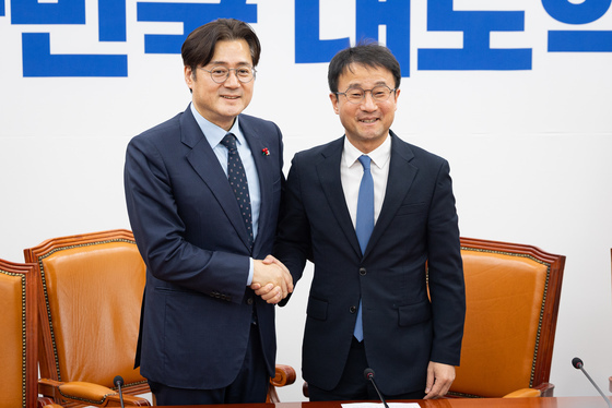 한병도 민주당 원내대표, 홍익표 청와대 신임 정무수석 접견