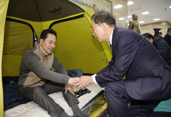 장동혁 찾은 이석연 "같이 단식하고픈 심정…강자가 손내밀어야"