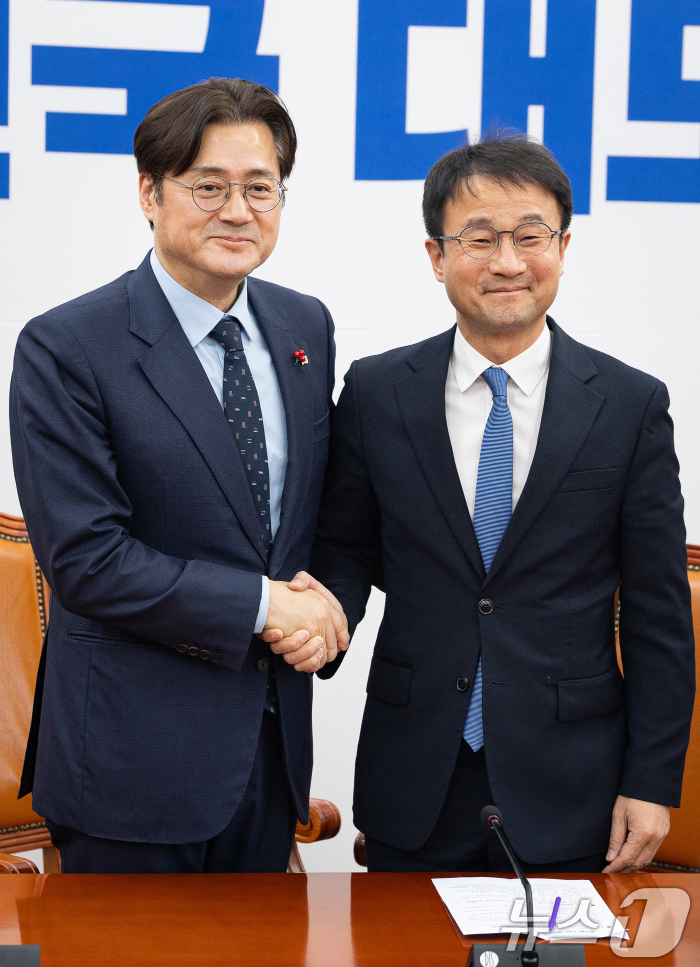 (서울=뉴스1) 유승관 기자 = 한병도 더불어민주당 원내대표가 21일 서울 여의도 국회에서 홍익표 청와대 신임 정무수석을 접견, 기념 촬영을 하고 있다. 2026.1.21/뉴스1