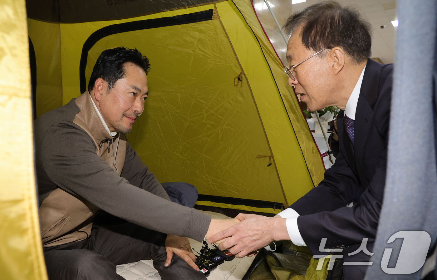 (서울=뉴스1) 신웅수 기자 = 단식 중인 장동혁 국민의힘 대표가 21일 서울 여의도 국회 로텐더홀 단식 농성장을 찾은 이석연 국민통합위원장과 인사하고 있다. (공동취재) 2026 …