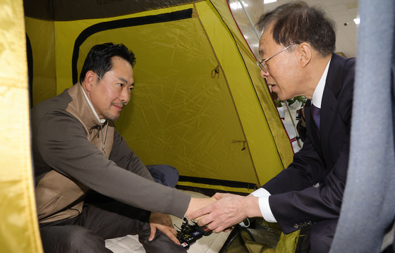 장동혁과 악수하는 이석연 위원장