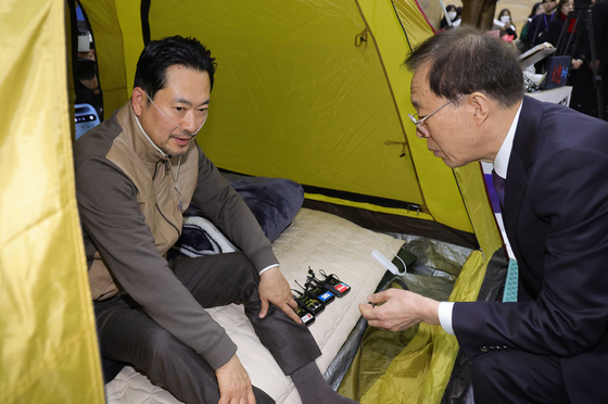 이석연 위원장과 대화하는 장동혁 대표