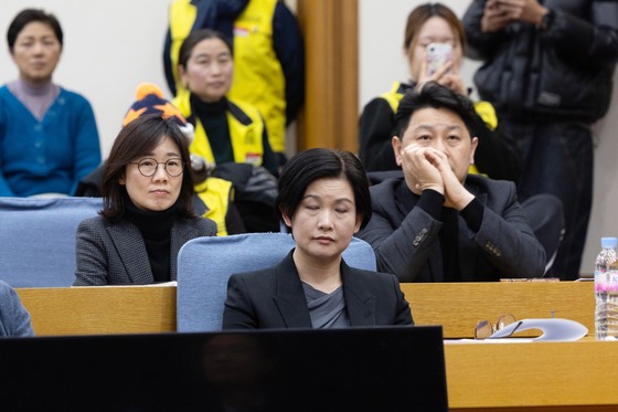 생각 잠긴 조주연 홈플러스 대표