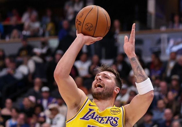 '돈치치 트리플더블' 레이커스, 덴버에 115-107 역전승