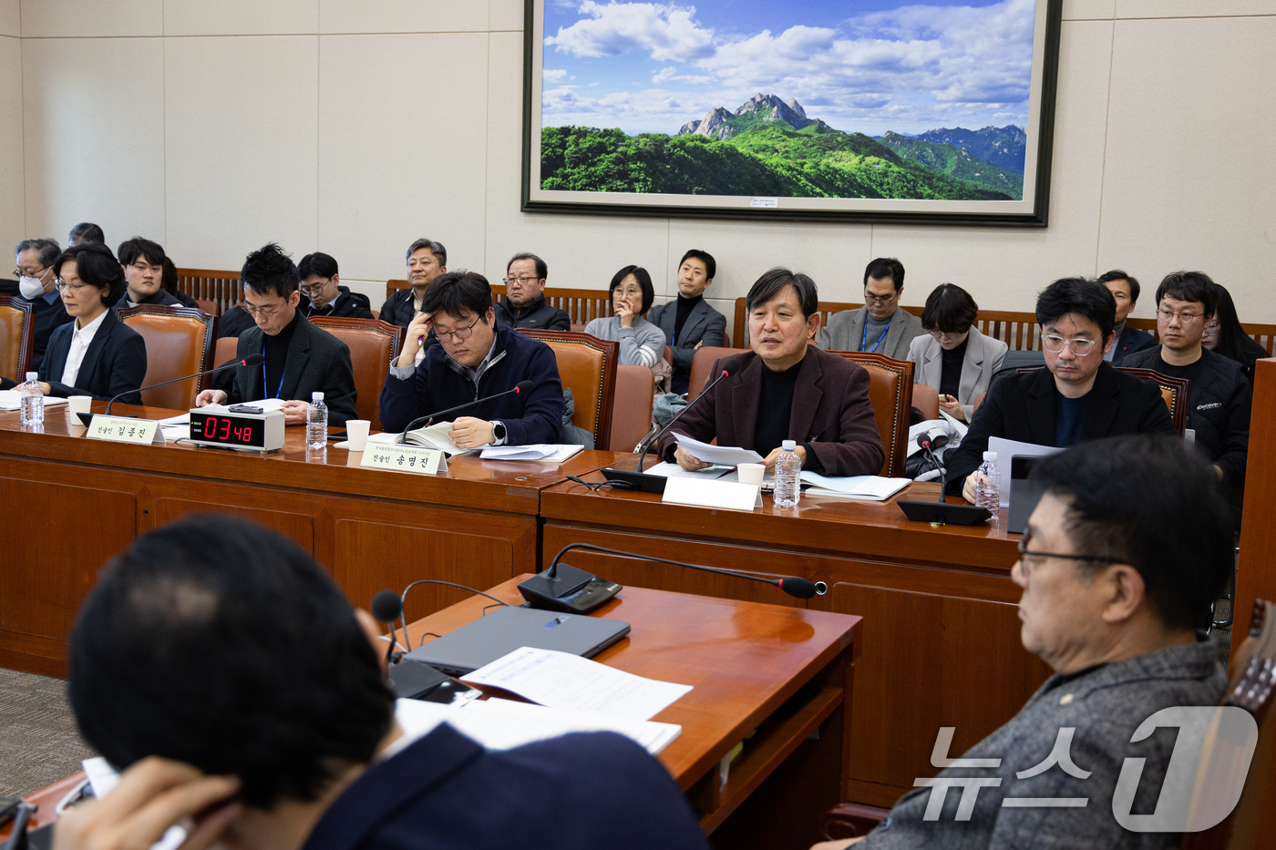 (서울=뉴스1) 유승관 기자 = 신언직 노동공제연합 사단법인 풀빵 노동공제학습원장이 21일 서울 여의도 국회에서 열린 제431회 국회(임시회) 기후에너지환경노동위원회의 노동 형태 …