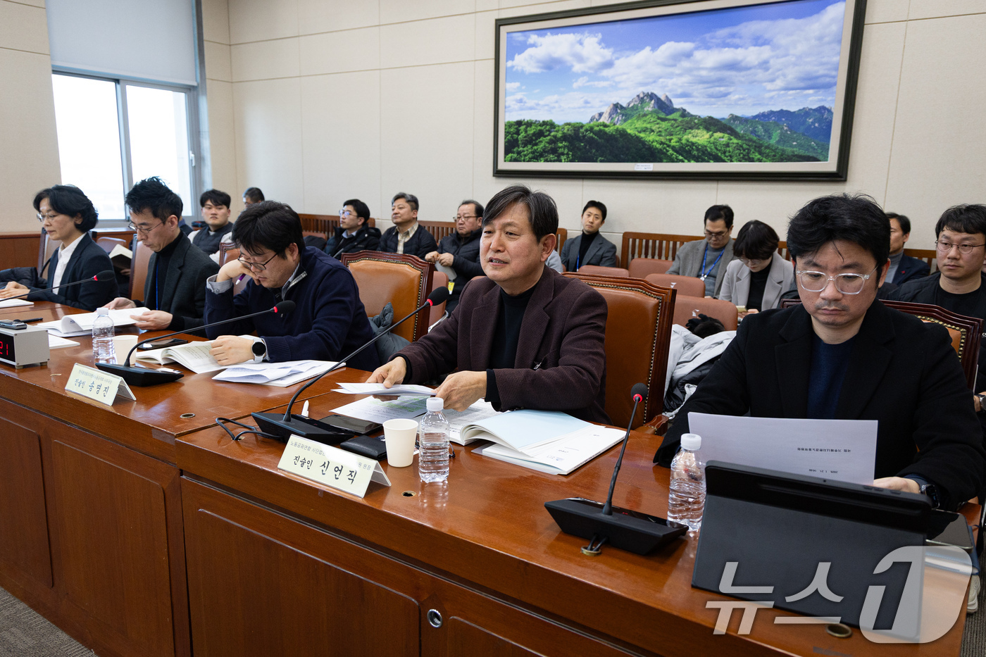 (서울=뉴스1) 유승관 기자 = 신언직 노동공제연합 사단법인 풀빵 노동공제학습원장이 21일 서울 여의도 국회에서 열린 제431회 국회(임시회) 기후에너지환경노동위원회의 노동 형태 …