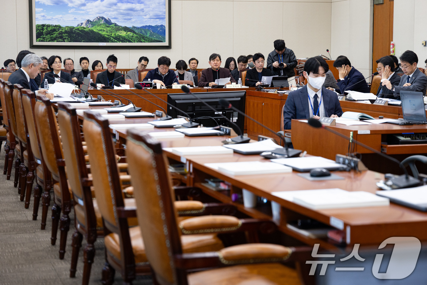 (서울=뉴스1) 유승관 기자 = 21일 서울 여의도 국회에서 국민의힘 의원들이 불참한 가운데 제431회 국회(임시회) 기후에너지환경노동위원회의 노동 형태 변화에 따른 노동약자 및 …