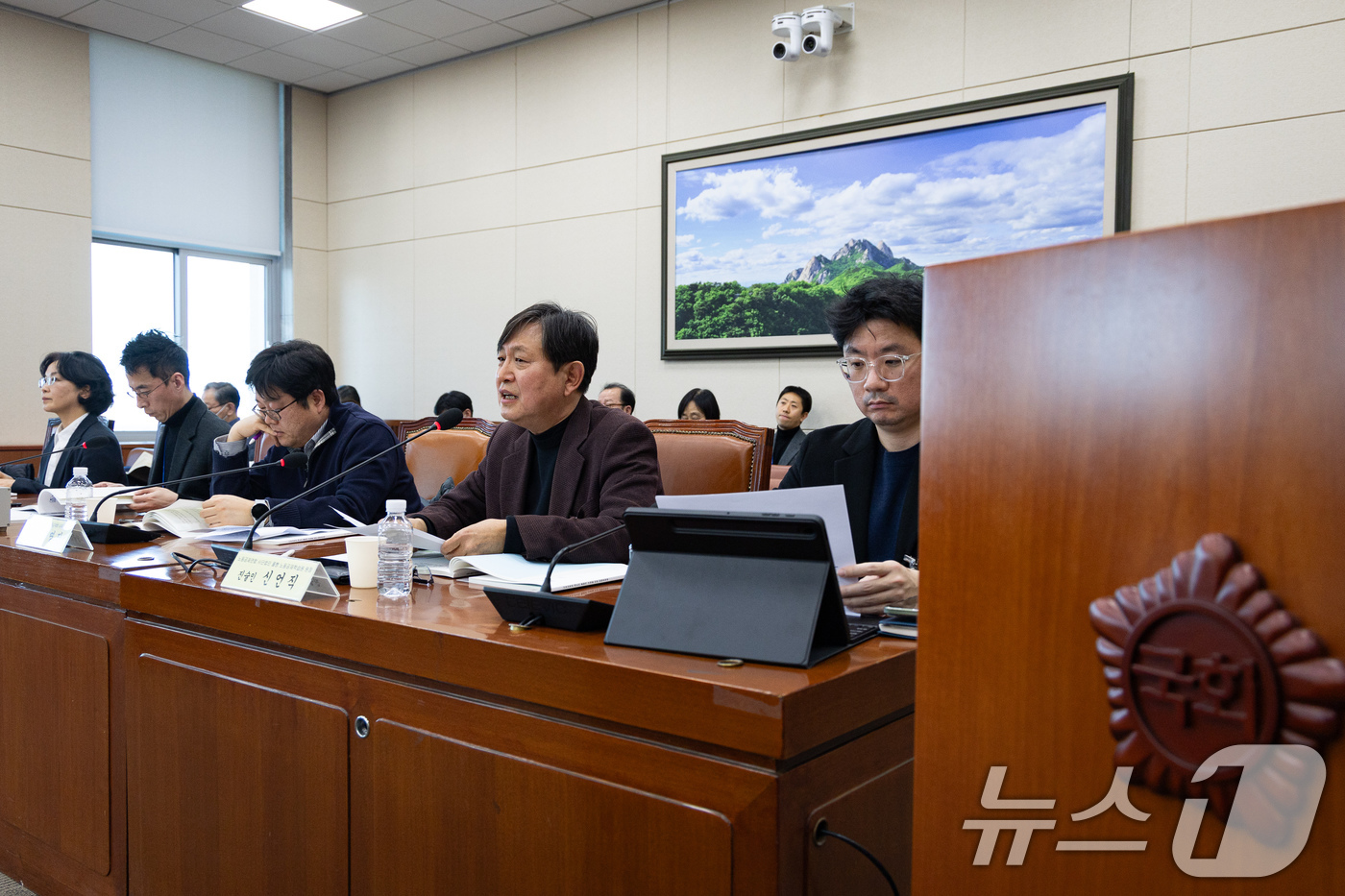 (서울=뉴스1) 유승관 기자 = 신언직 노동공제연합 사단법인 풀빵 노동공제학습원장이 21일 서울 여의도 국회에서 열린 제431회 국회(임시회) 기후에너지환경노동위원회의 노동 형태 …