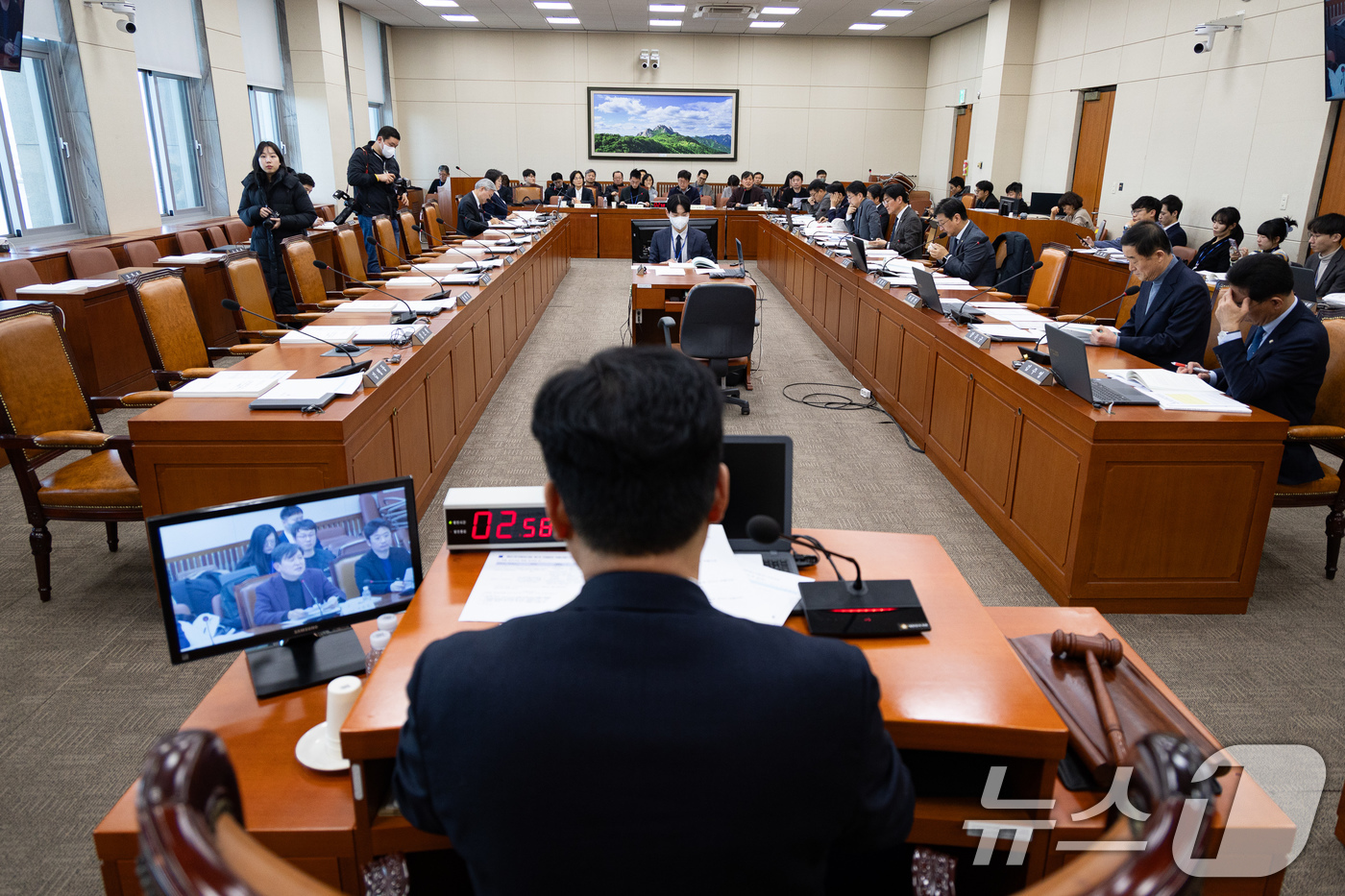 (서울=뉴스1) 유승관 기자 = 21일 서울 여의도 국회에서 국민의힘 의원들이 불참한 가운데 제431회 국회(임시회) 기후에너지환경노동위원회의 노동 형태 변화에 따른 노동약자 및 …