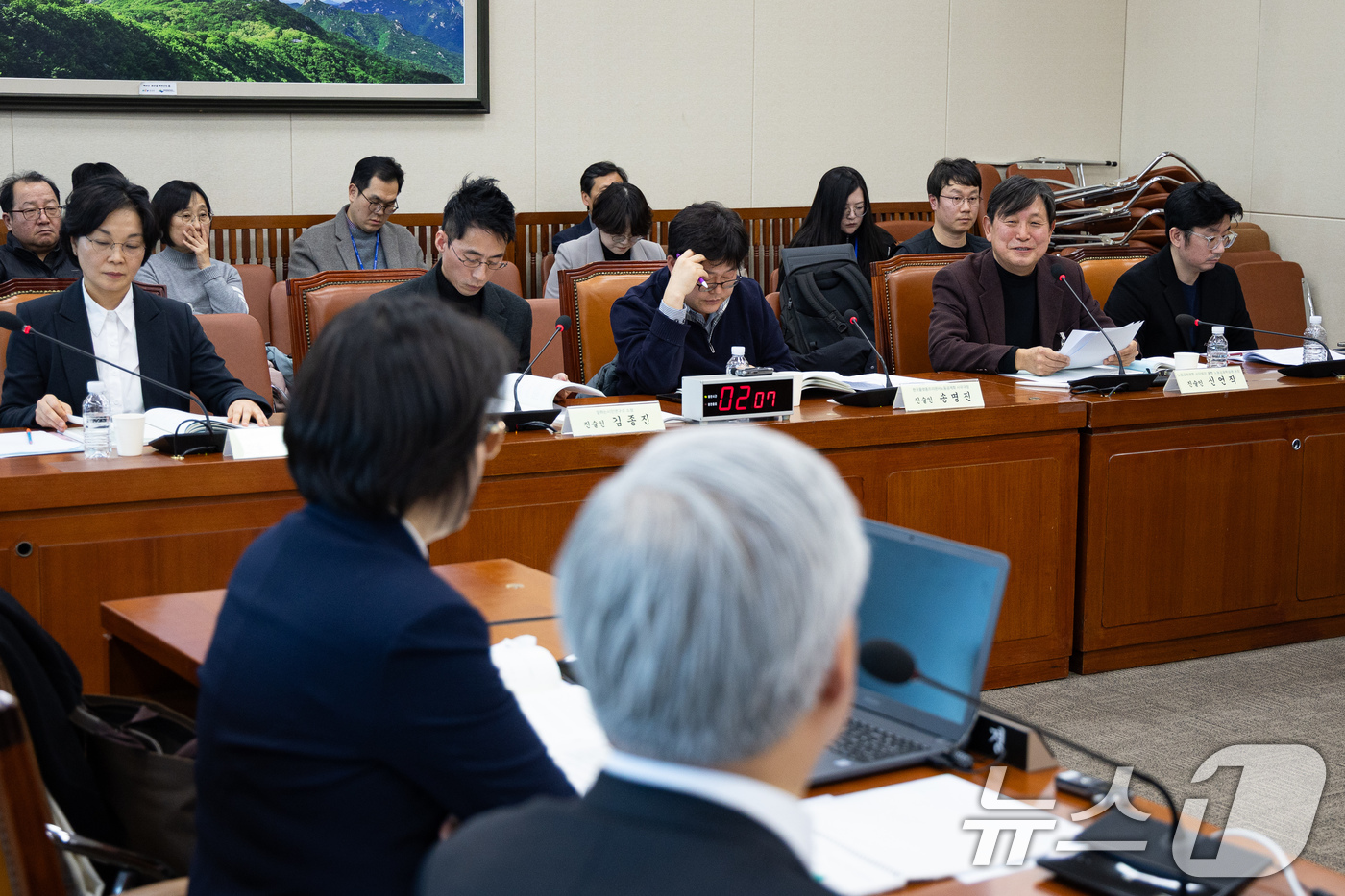 (서울=뉴스1) 유승관 기자 = 신언직 노동공제연합 사단법인 풀빵 노동공제학습원장이 21일 서울 여의도 국회에서 열린 제431회 국회(임시회) 기후에너지환경노동위원회의 노동 형태 …